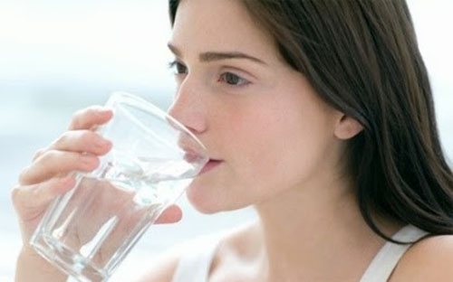 Người bị sỏi bàng quang nên uống nhiều nước