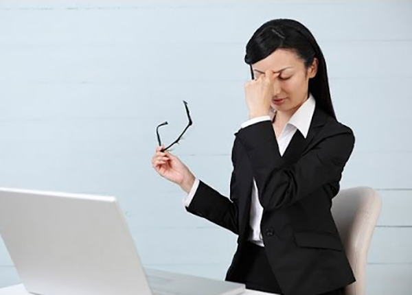 Ngồi máy tính có nguy cơ giảm thị lực và các bệnh về mắt